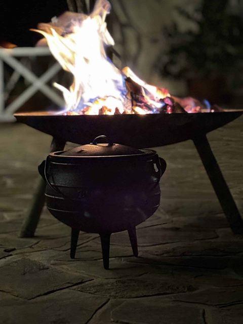 Feuer in einer Grillschale am Abend