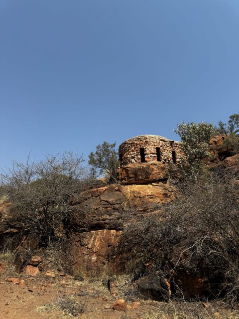Gemauerter Jagdstand auf einem Felsen
