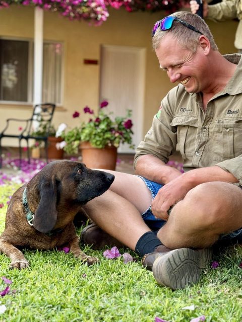 Bunsi mit seinem Hund im Garten der Lodge