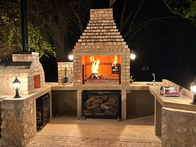 Farm Capbon – Braai-Grillplatz mit Feuer am Abend