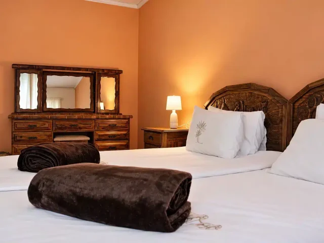 Farm Capbon – Gästezimmer mit Holzkopfteil