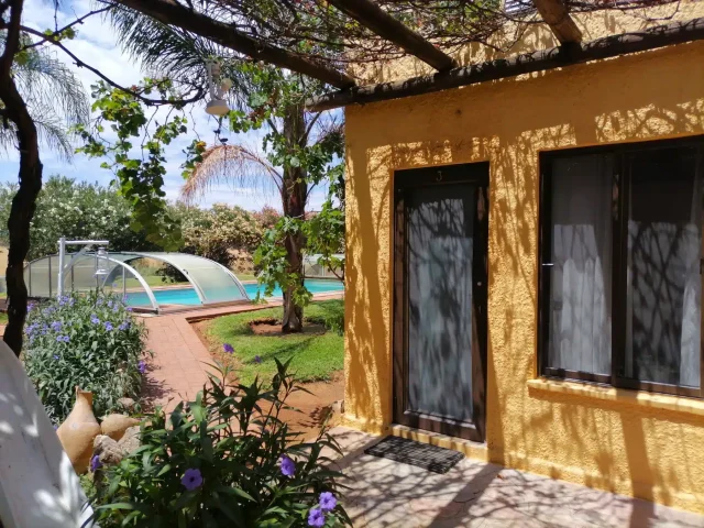 Farm Capbon – Zugang zum Pool neben dem Gästehaus